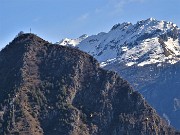 20 La croce del Pizzo di Spino rivolta verso la croce dell'Alben ancora ben innevato